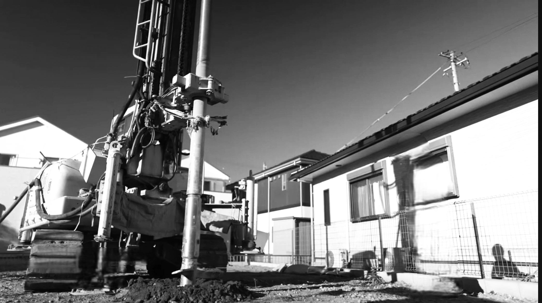 住宅地で地盤を支える大型杭打重機